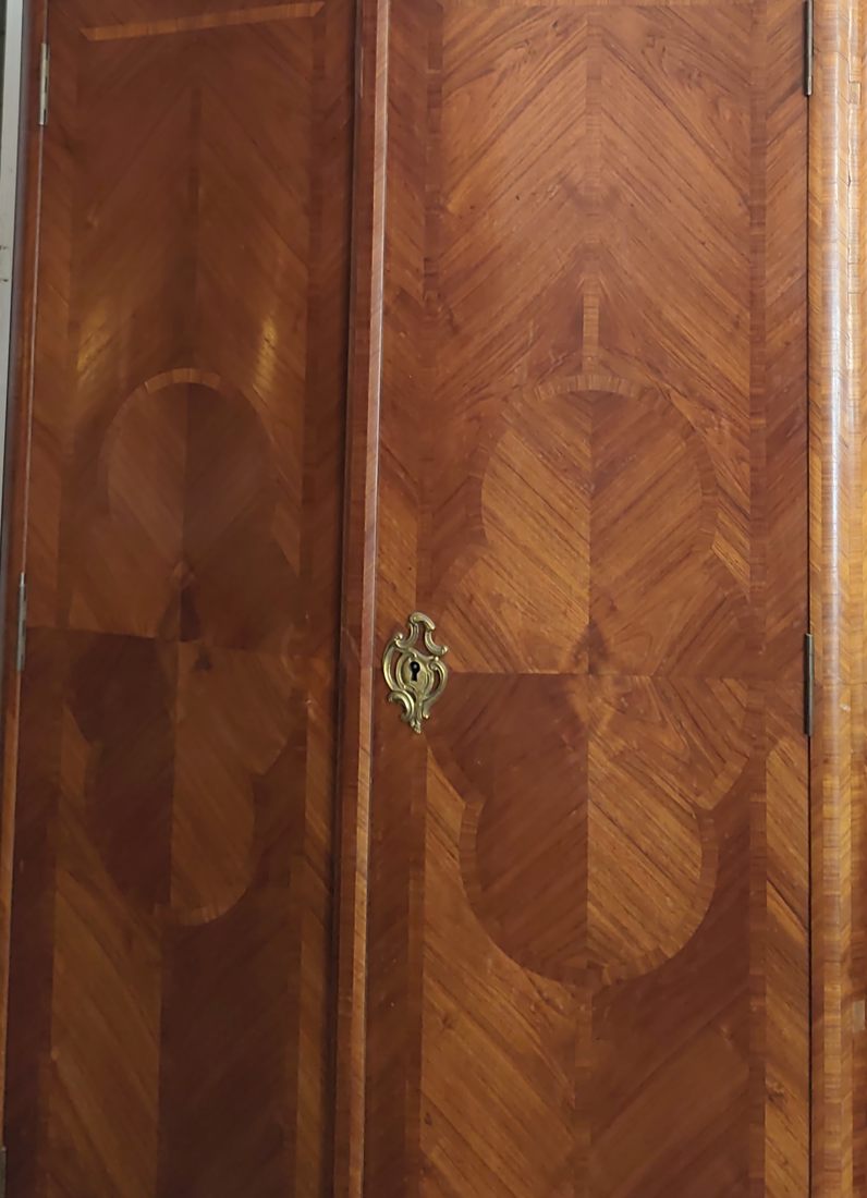 Détail de marqueterie en frisage de bois de rose, entrée de serrure en bronze doré